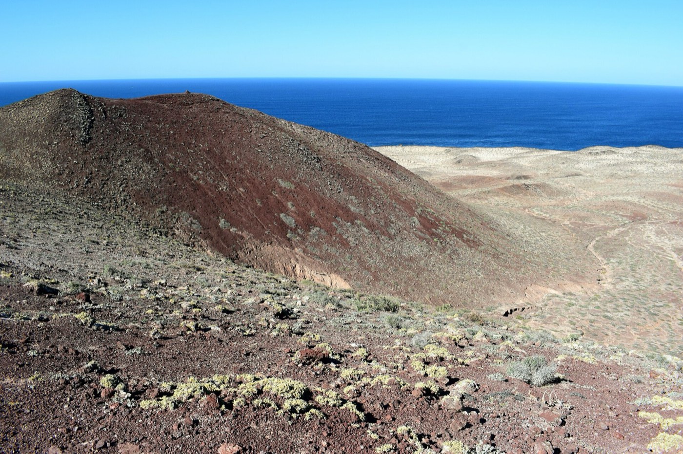 Montaña Amarilla con capas de toba amarilla junto al mar