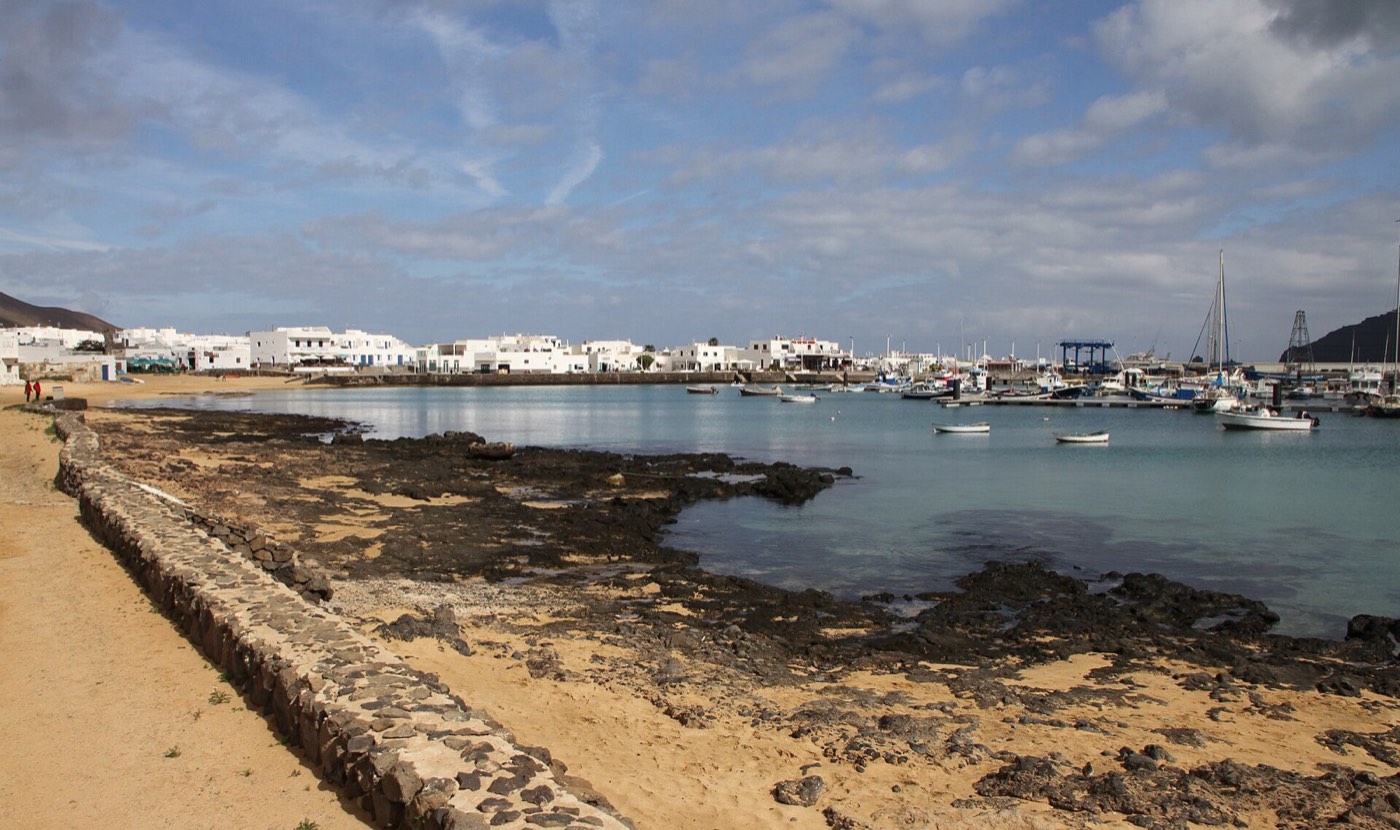 Puerto de Caleta de Sebo con casas blancas y barcas