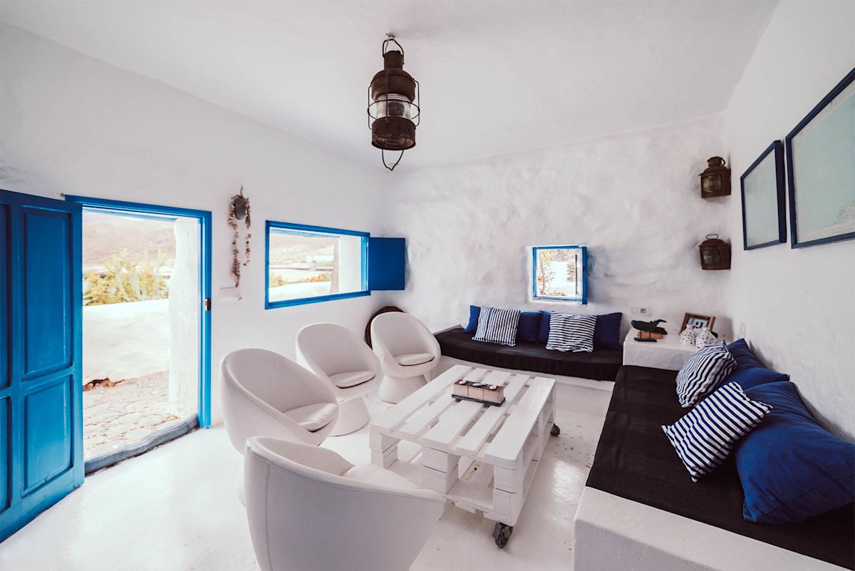 Salón blanco con puertas azules