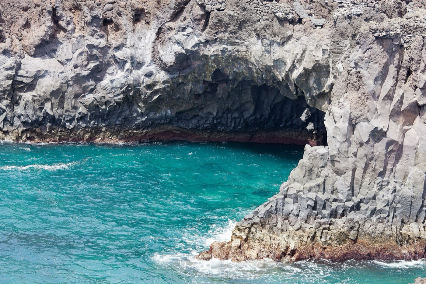 Acantilados de lava negra con el mar rompiendo en Los Hervideros
