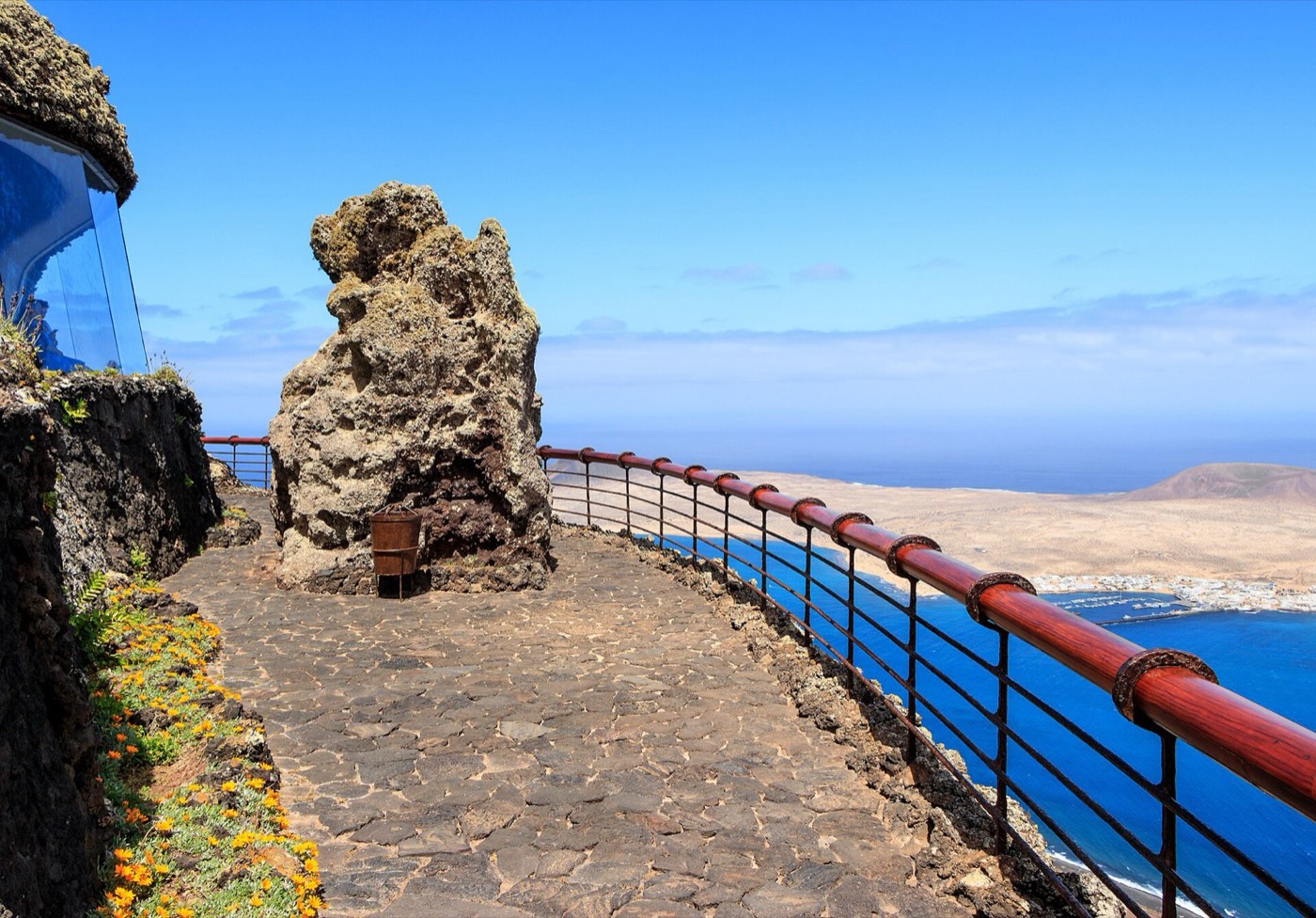 Pasarela del Mirador del Río sobre el risco con La Graciosa al fondo